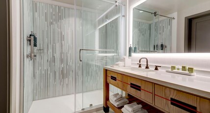Hilton University of Houston Hotel Room Type - 2Q DLX UNI VW HEARING ACC