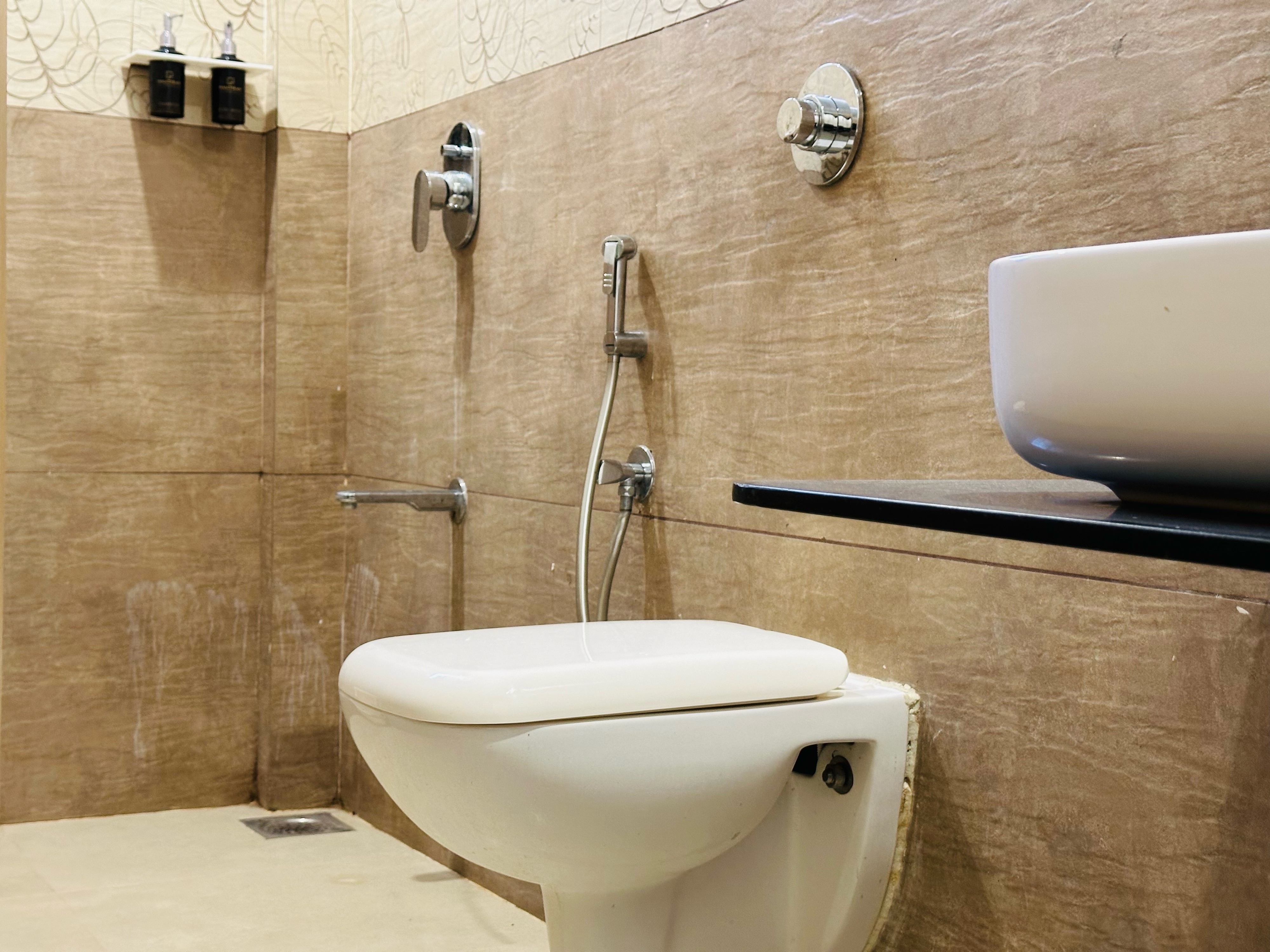 Hotel Venus - Tap to explore photos