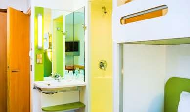 ibis budget Glasgow Room Type - TRIPLE - room with a double bed and a single bunk bed ibis budget Glasgow Room Type - TRIPLE - room with a double bed and a single bunk bed