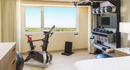 DoubleTree by Hilton Orlando Airport Room Type - 1 KING BED FITNESS ROOM