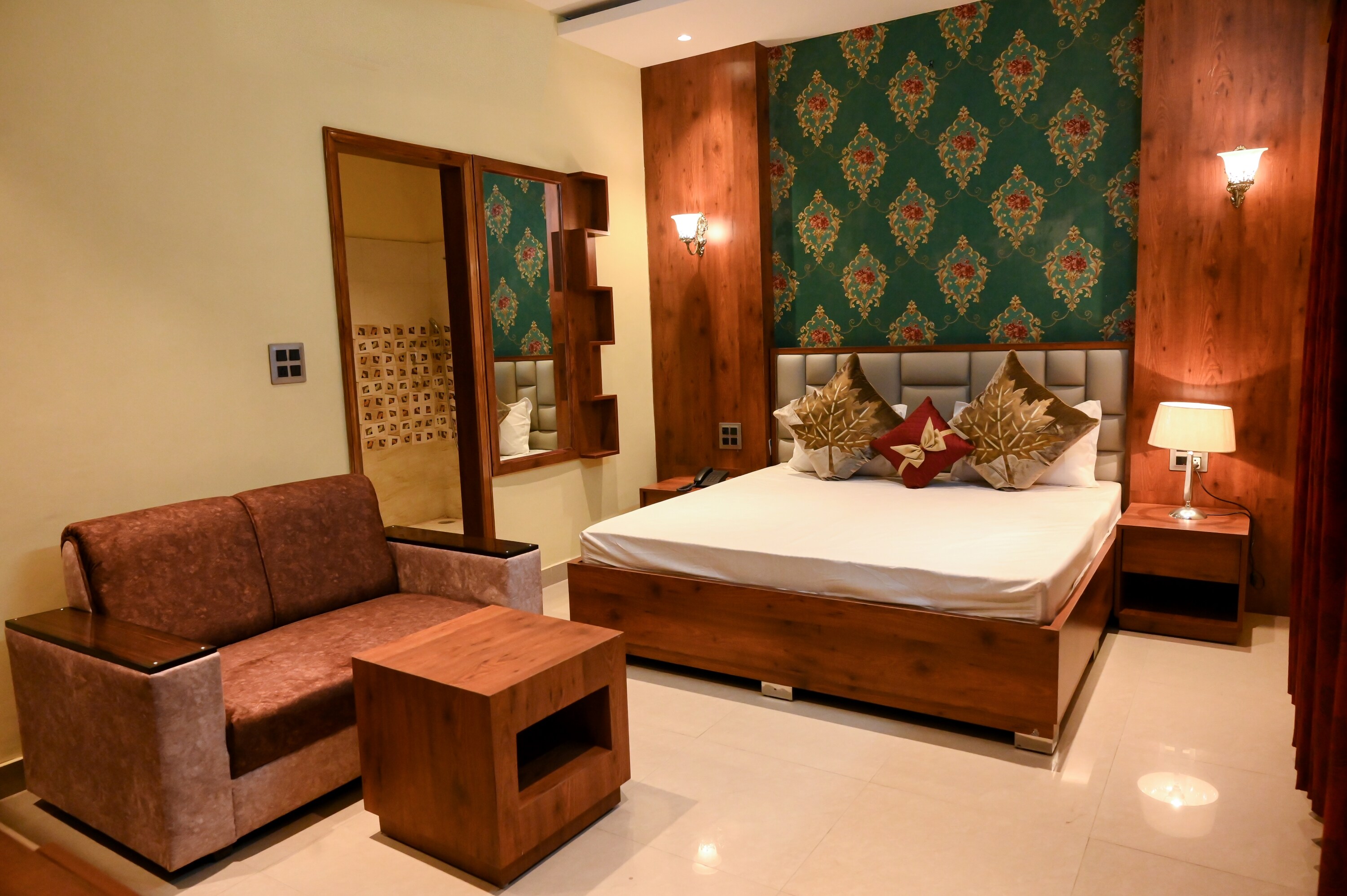 RNB SELECT OAKTREE - Tap to explore photos