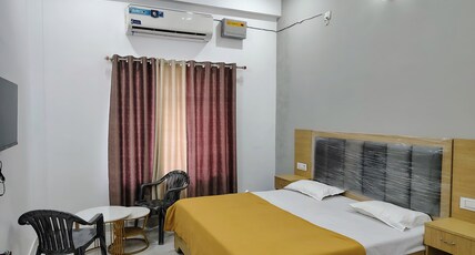 Hotel Paramount Inn Room Type - Deluxe Room with Air Conditioning