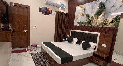 Ram Gharana Palace Room Type - Deluxe AC Double Bed Room