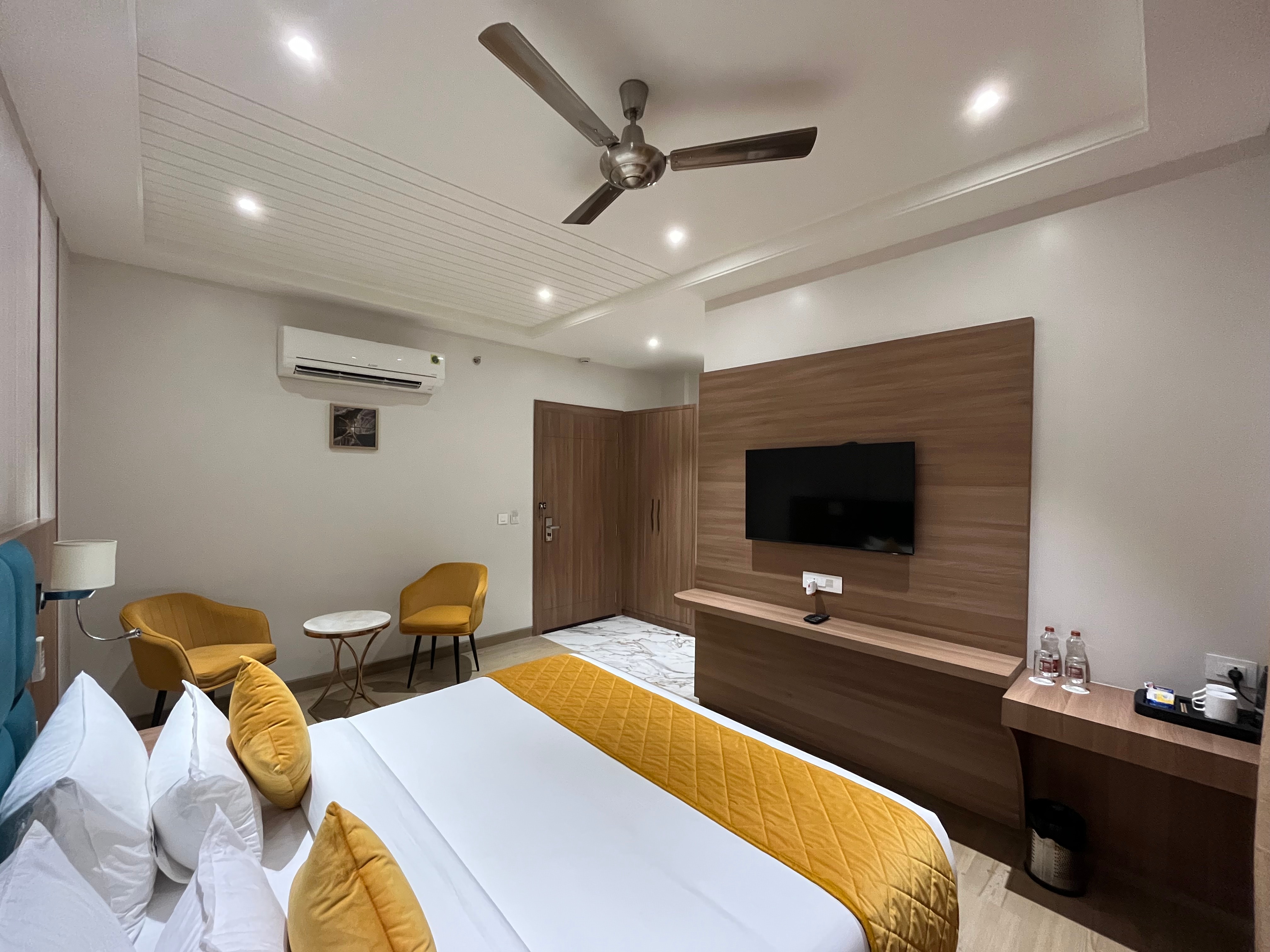 Hotel Three Seasons - Near Parikrama Marg - Tap to explore photos