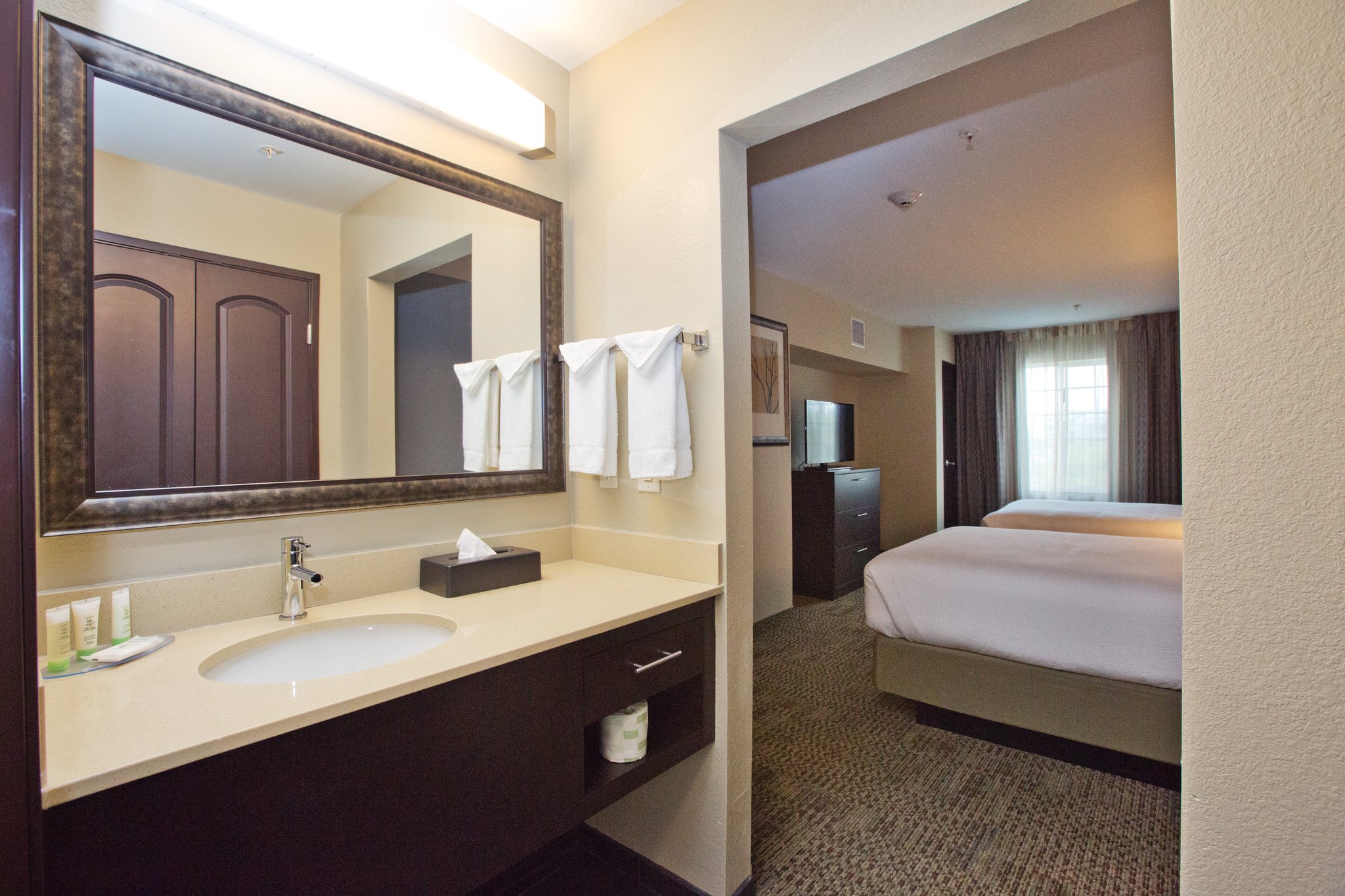 Staybridge Suites AUSTIN SOUTH INTERSTATE HWY 35 - Tap to explore photos