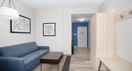 Holiday Inn Express & Suites Phoenix - Glendale Sports Dist Room Type - 1 King Suite