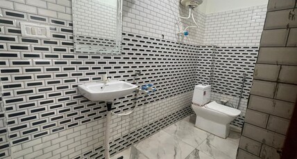 Shree Jee Home Stay Room Type - FAMILY ROOM (AC) 4 BEDDED ATTACHED WASHROOM