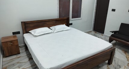 SwarnaVilla Guest House Room Type - Deluxe Room King Bed