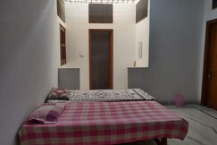 Shreenath Guest House - 500 meters from Railway Station.