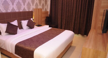 Hotel Devkinandan Room Type - 4 Bedded AC Family Room (Price is for 4 Adults)