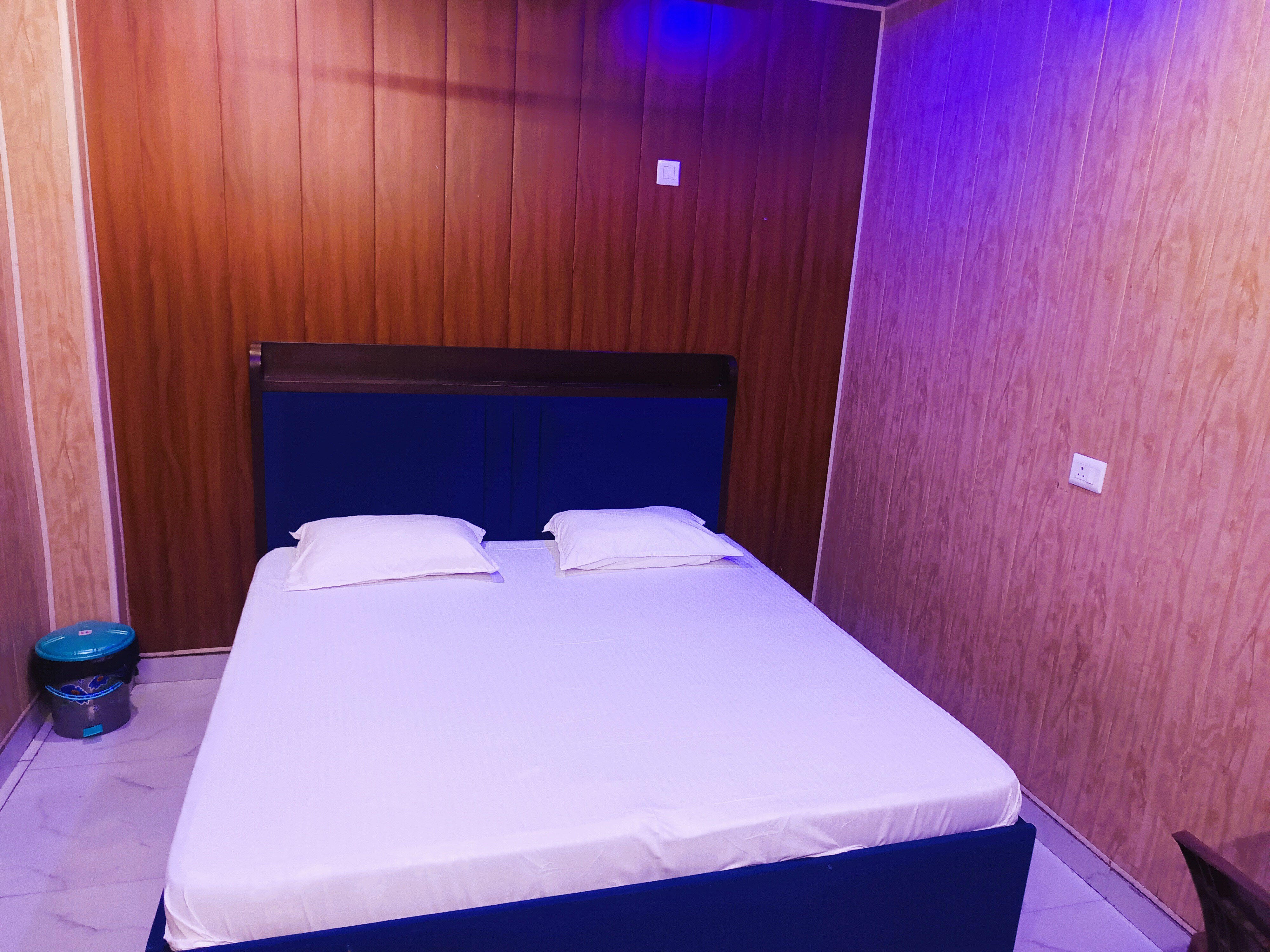 FOUR FOX HOTEL @ NEAR ANAND VIHAR TERMINAL - Tap to explore photos