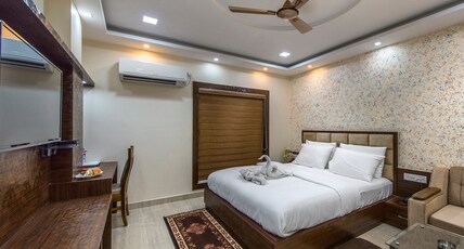 RELOOK HOTELS Room Type - Super Deluxe
