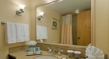 Hilton Raleigh North Hills Room Type - 1 QUEEN BED EXEC LEVEL