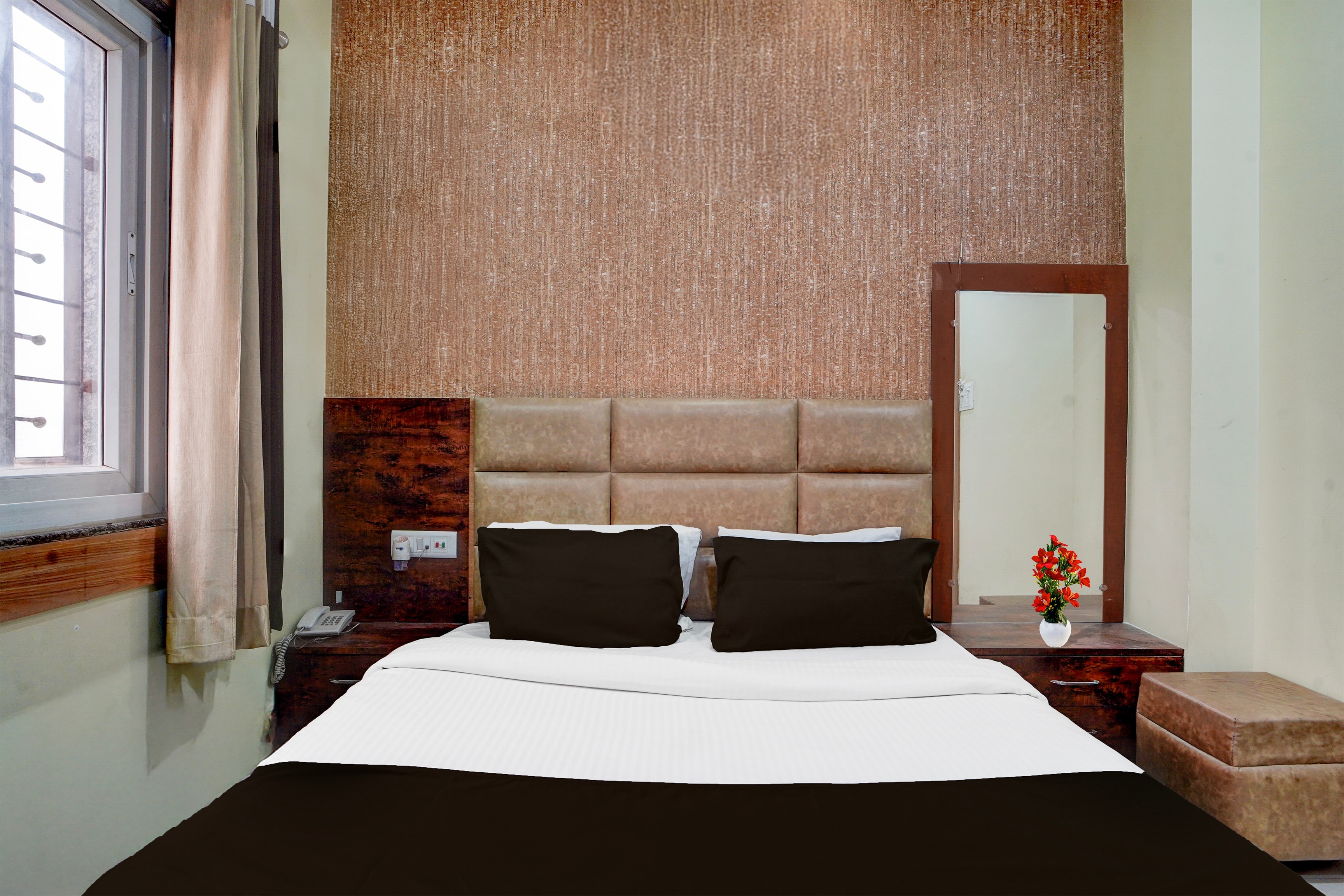 Collection O ISBT Jabalpur Formerly Hotel Koshalya Mohan - Tap to explore photos