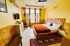 PC KUNJ HOMESTAY & RESTAURANT