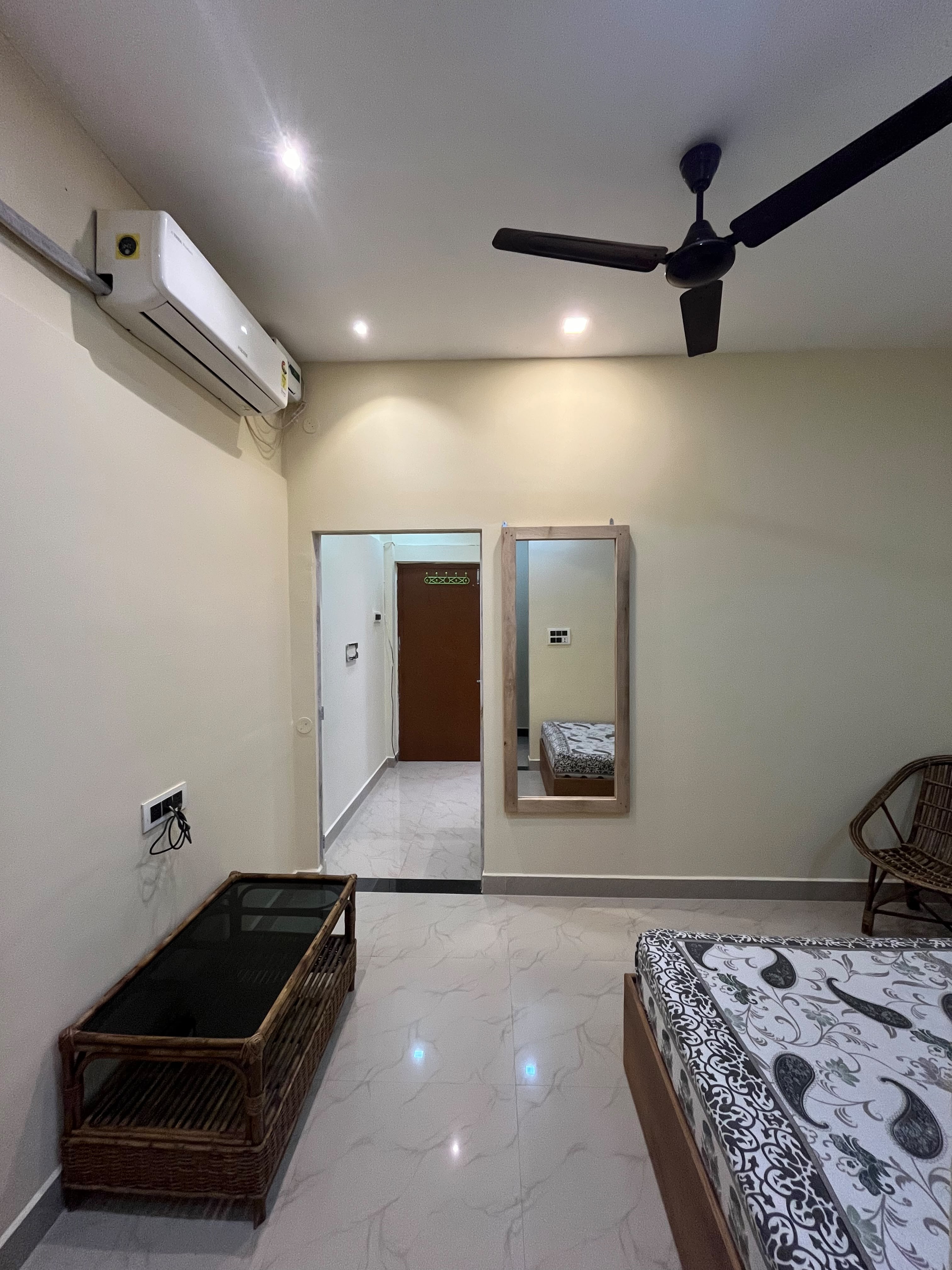 Govardhan Home Stay | 10Min Walk From Airport - Tap to explore photos