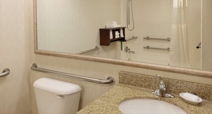 Hampton Inn by Hilton Lima Room Type - 1KNG MOB HEAR ACC W TUB NS
