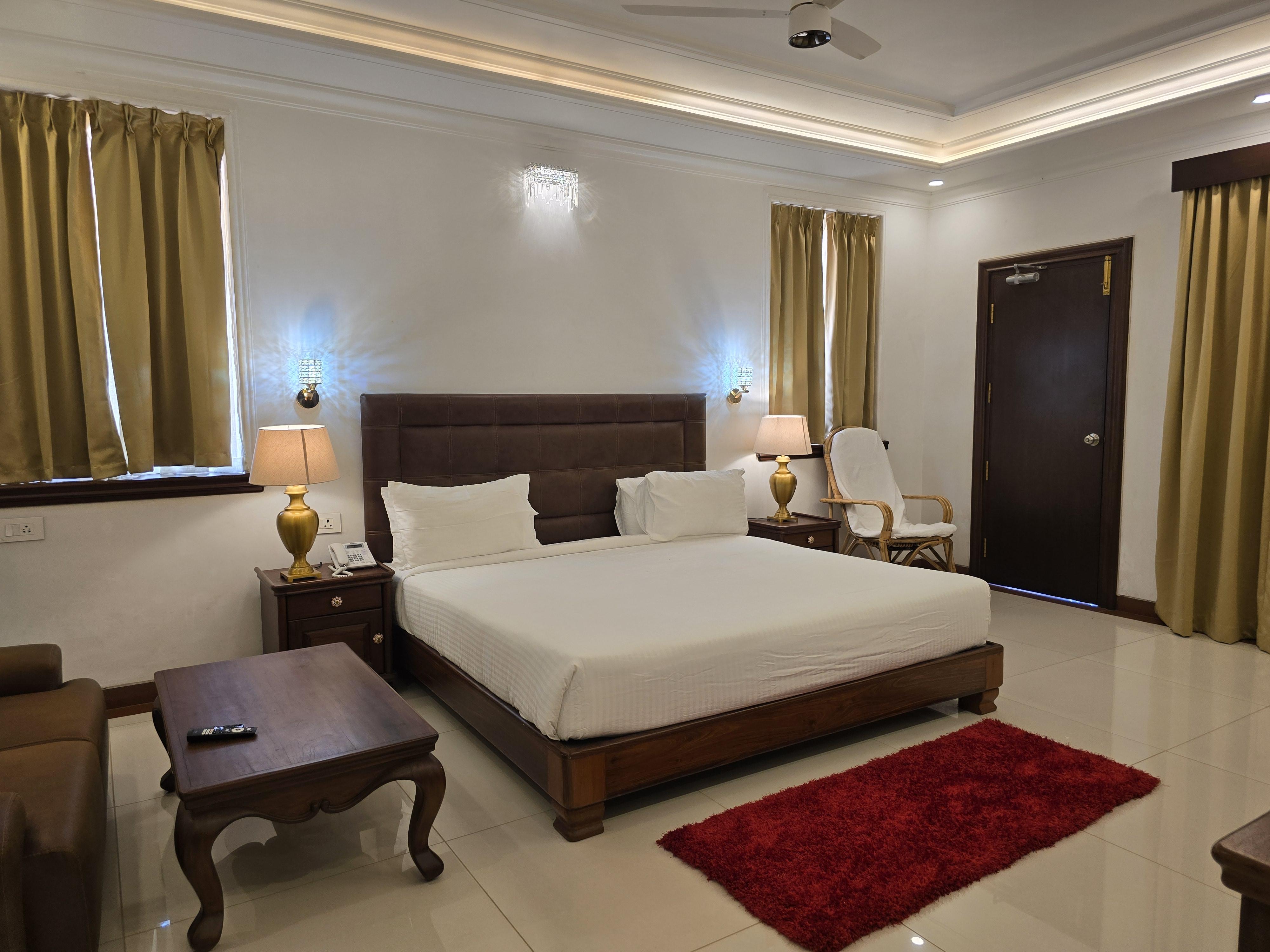 TRAVANN - Tap to explore photos