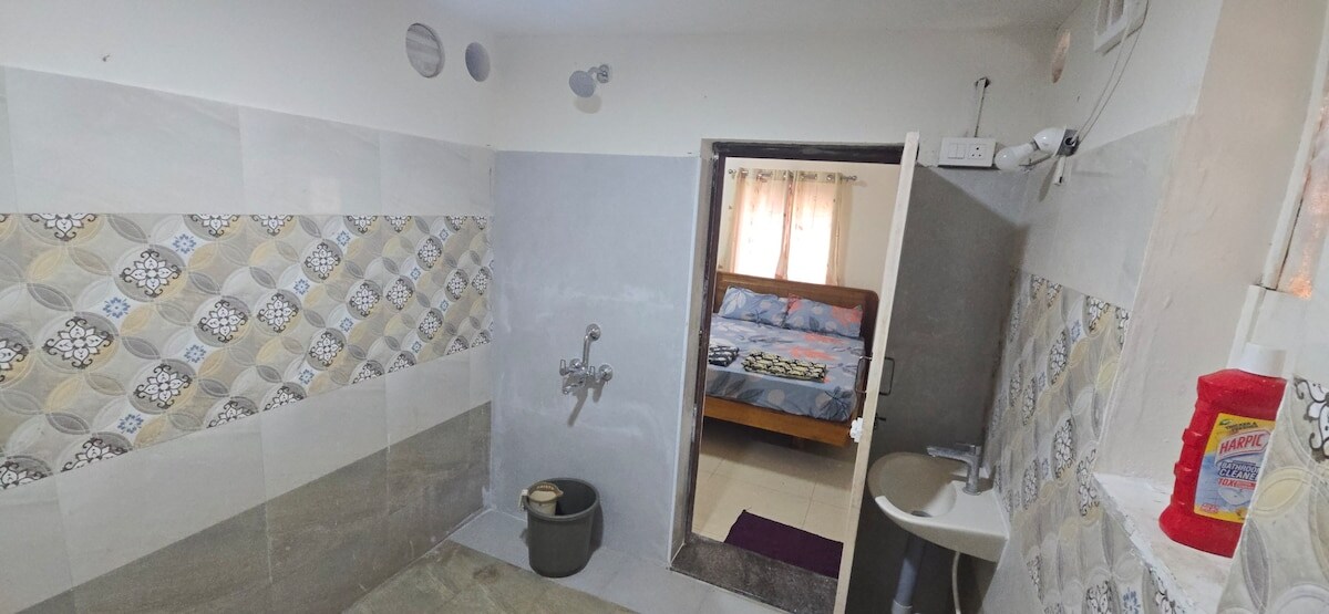 VM Home Stay Room 1 - Tap to explore photos