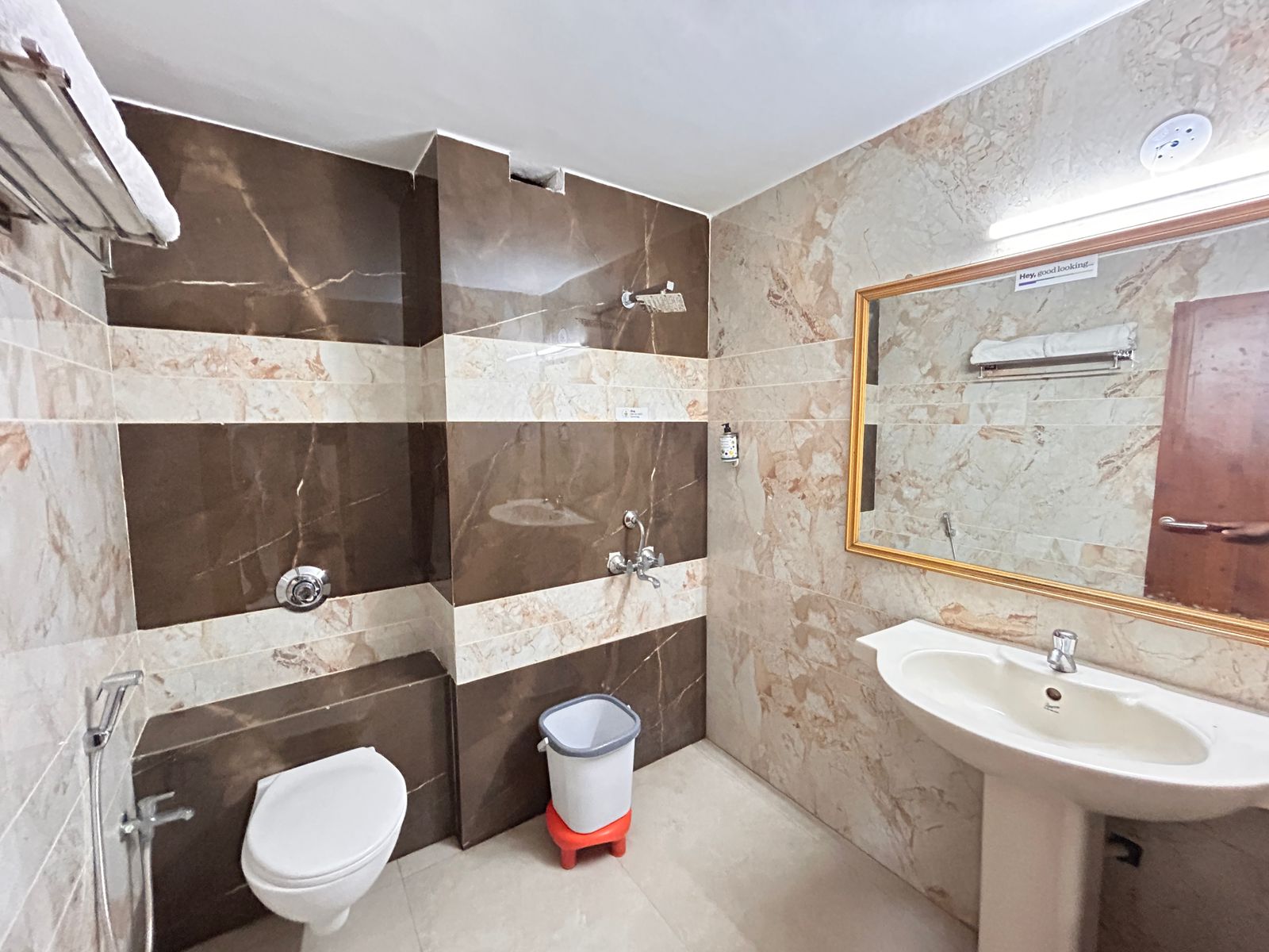 Hotel Edge Inn - Jail Road Near Railway Junction - Tap to explore photos