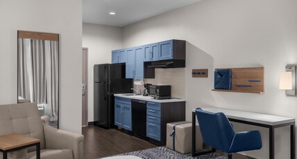 Candlewood Suites ALEXANDRIA, an IHG hotel Room Type - 2 Queen Bds Studio Suite Comm Access Tub