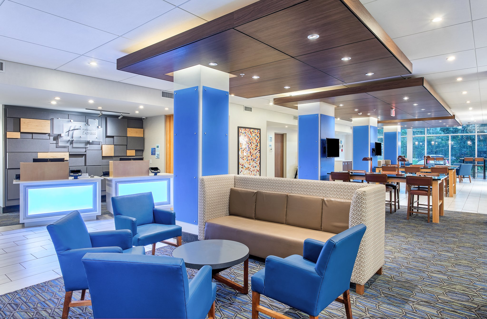 Holiday Inn Express WILLIAMSBURG - Tap to explore photos