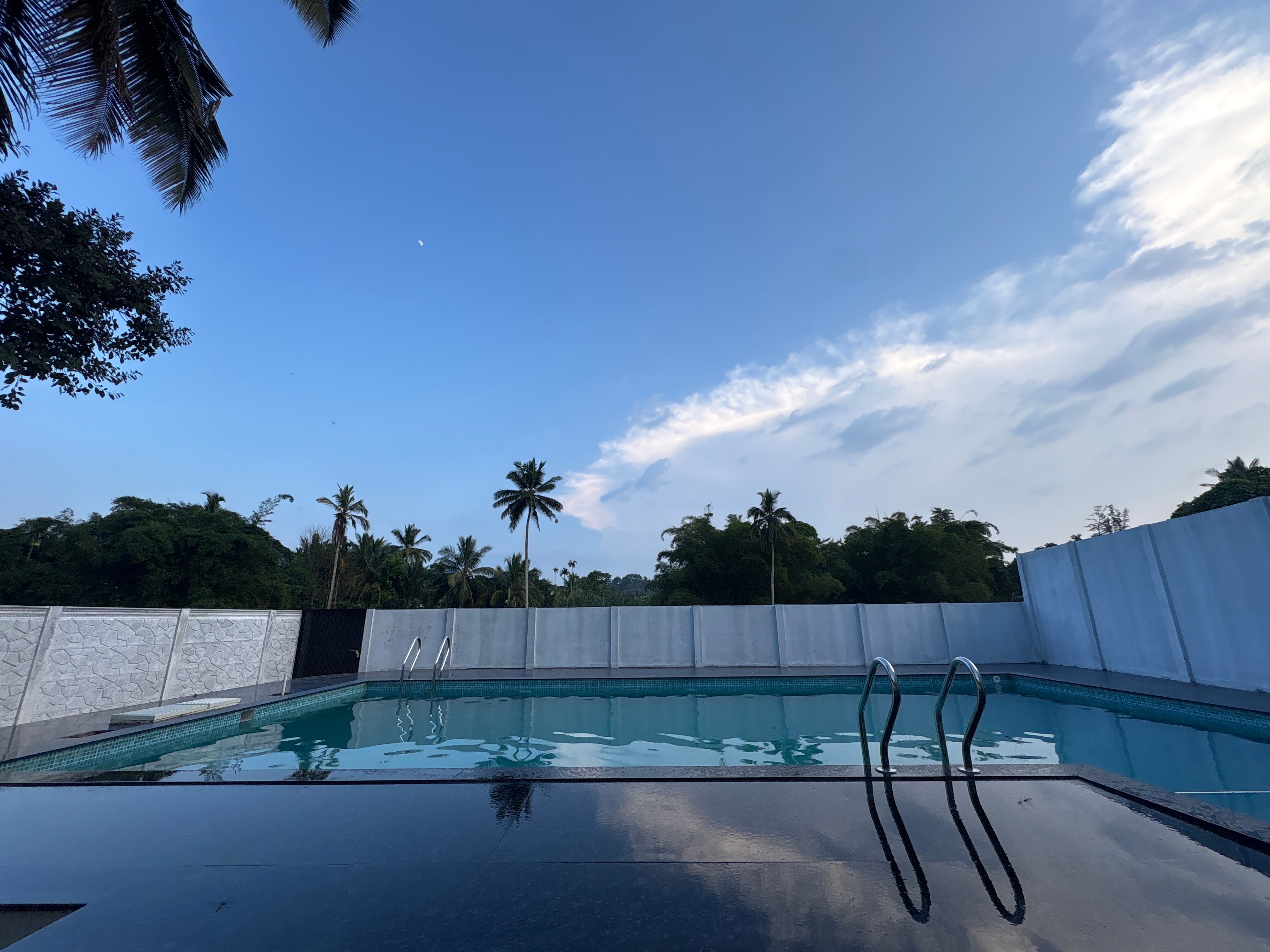 Biriyomz Residency, Kalpatta, Munderi, Low Cost Rooms and Deluxe Apartment - Tap to explore photos