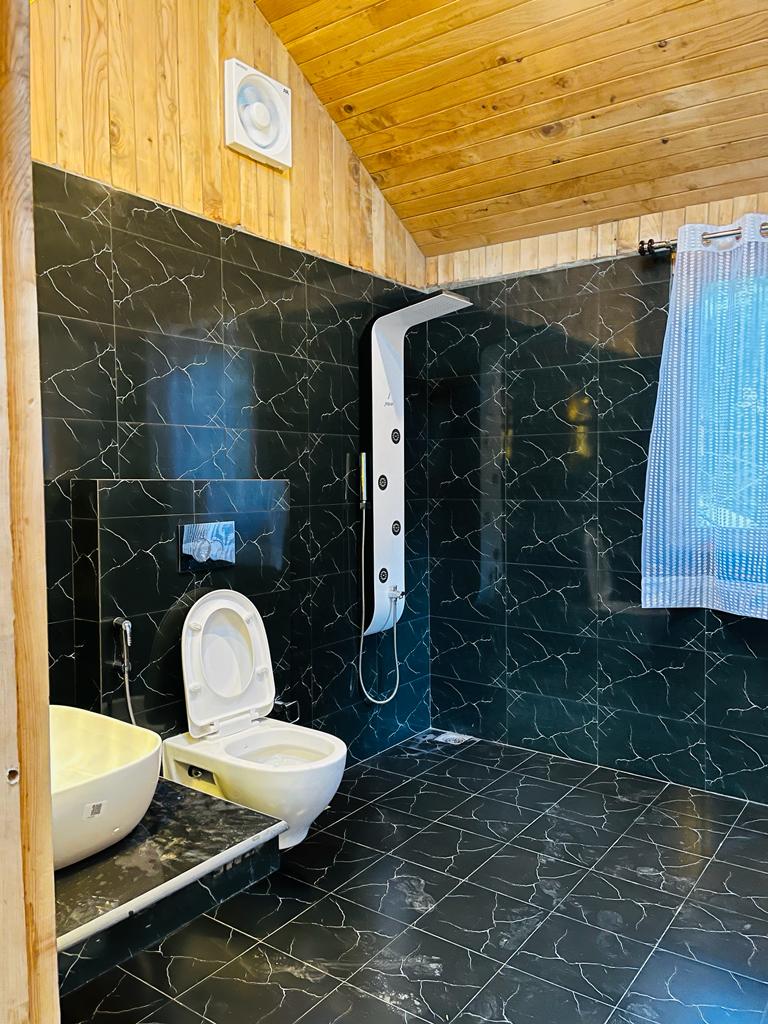 Little Wood Treehouse | Jacuzzi | Private Parking | 10 minutes walk to property - Tap to explore photos