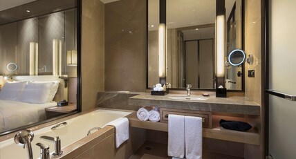 DoubleTree by Hilton Xiamen Haicang Room Type - KING DELUXE RM BAY VIEW