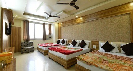 Hotel Moon Star Room Type - Super Deluxe Six Bed AC Room