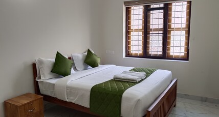 Greenview Royal Stay Room Type - Deluxe Double AC Room