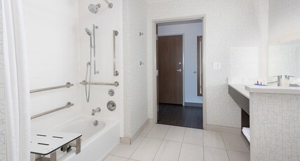 Holiday Inn Express & Suites FIRESTONE - LONGMONT Room Type - 2 Queen Beds Suite Mobil Accessible Tub