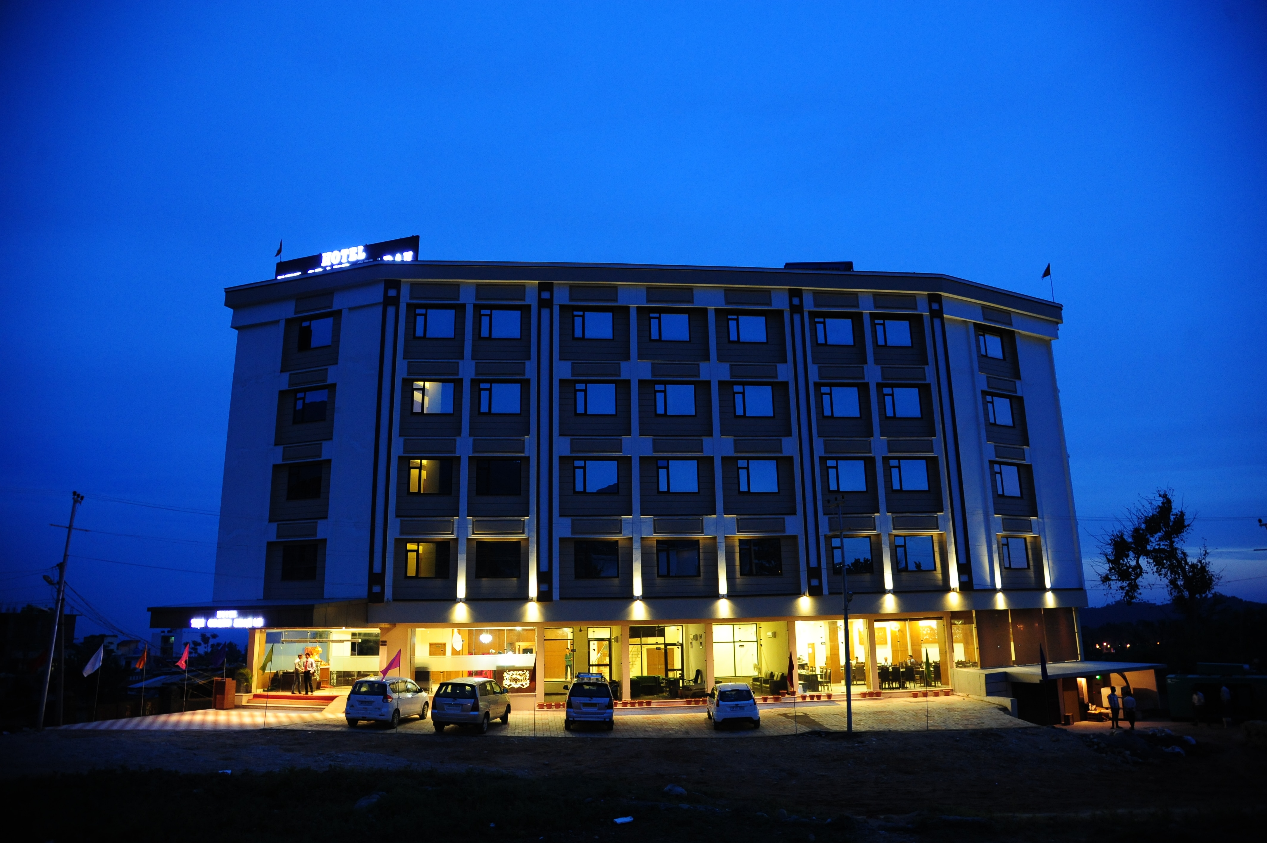 The Grand Sharan - Tap to explore photos