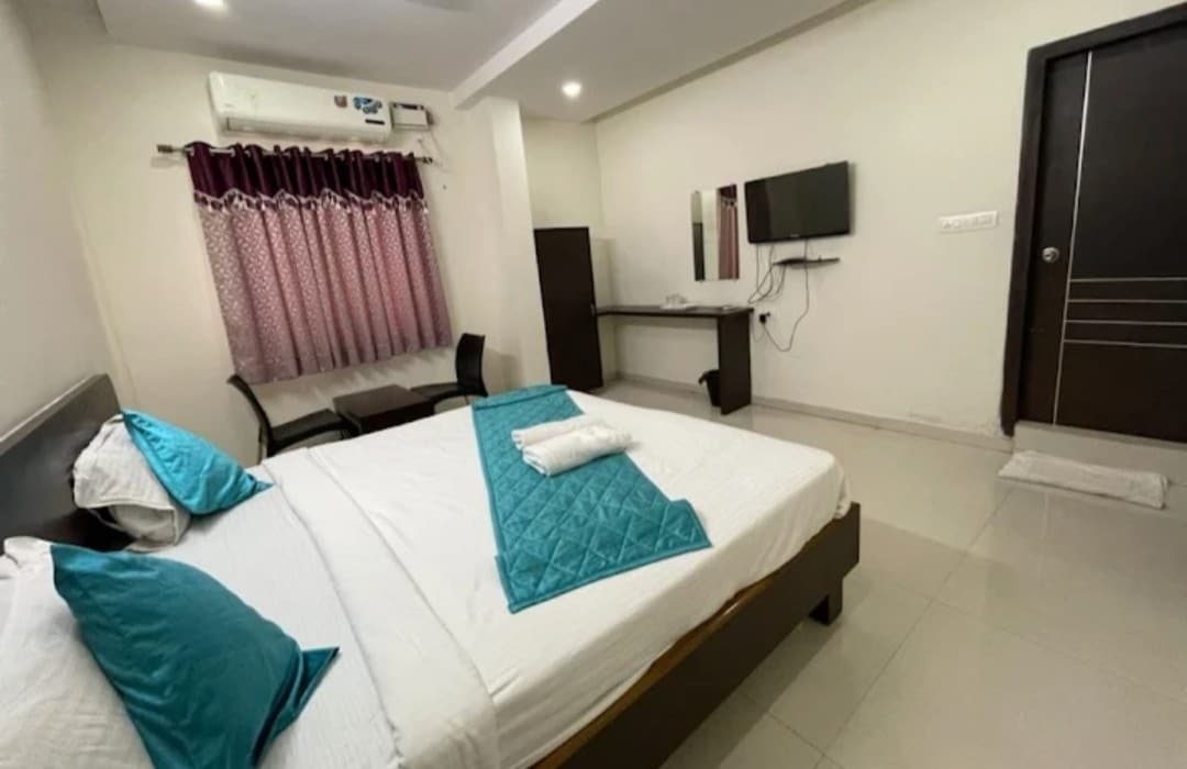 HOTEL SR EXECUTIVE INN - Tap to explore photos