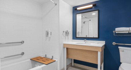 Spark by Hilton Fredericksburg Southpoint Room Type - 1 KING BED MOB ACCESS TUB