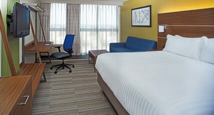 Holiday Inn Express NAGS HEAD OCEANFRONT Room Type - 1 King Standard Street View