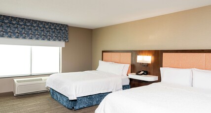 Hampton Inn & Suites by Hilton Marshalltown Room Type - 2 QNS ACCESSIBLE W TUB