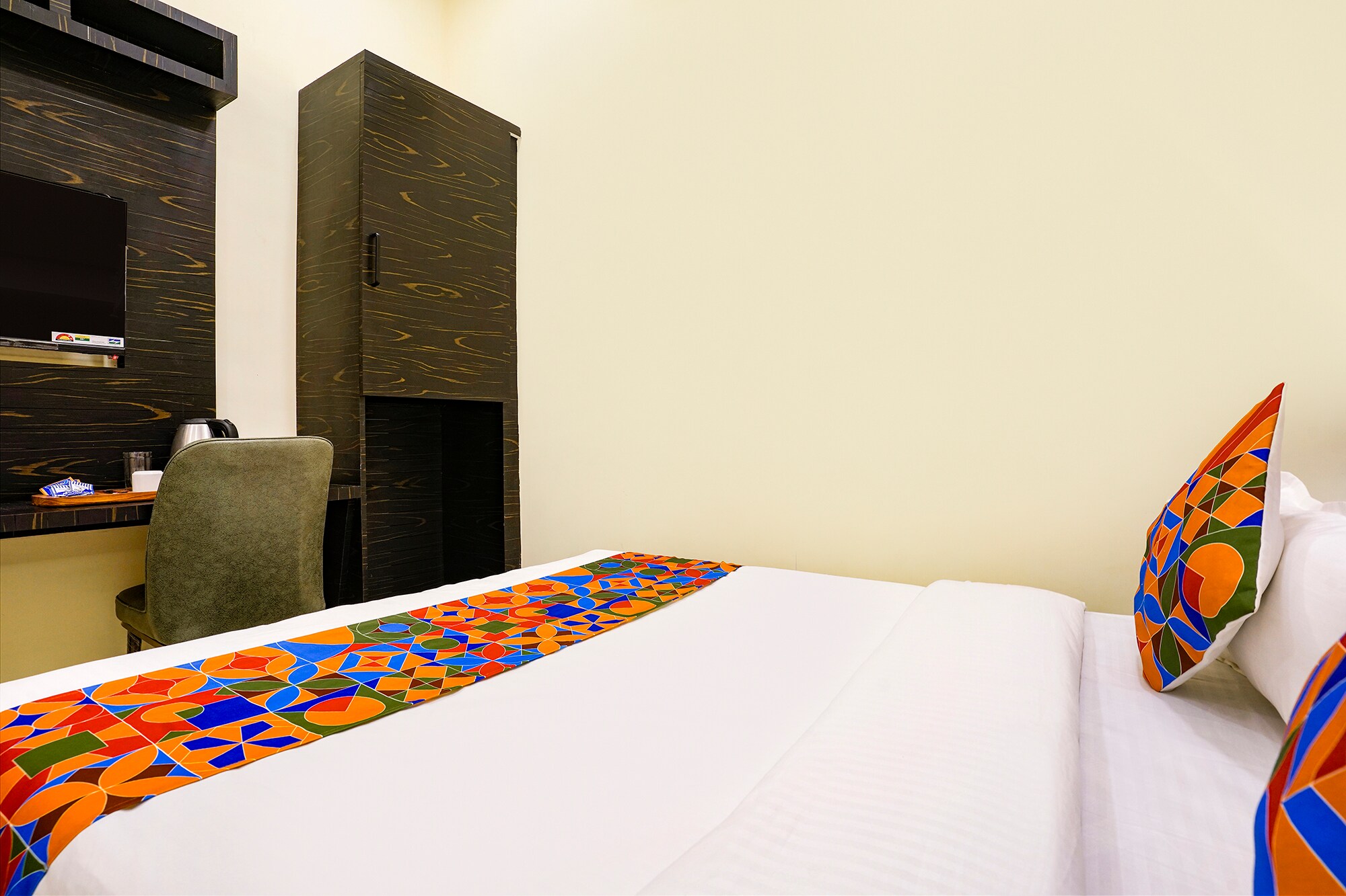 FabHotel Skyline Suite - Nr. Sahar Cargo - Tap to explore photos