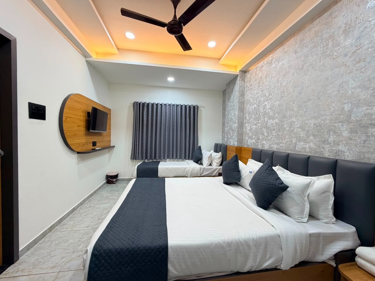 Hotel Shree Dwarka - Tap to explore photos