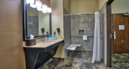Holiday Inn Express & Suites LUBBOCK SOUTH Room Type - 2 Queen Beds Suite Mobil Access Tub