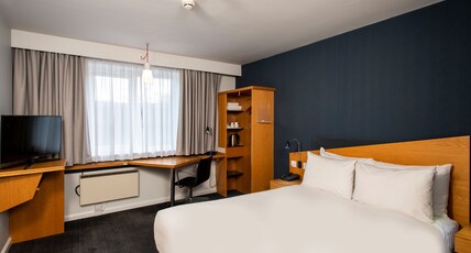 Holiday Inn Express Birmingham - Oldbury Room Type - 1 Double Accessible with Free Hot Breakfast