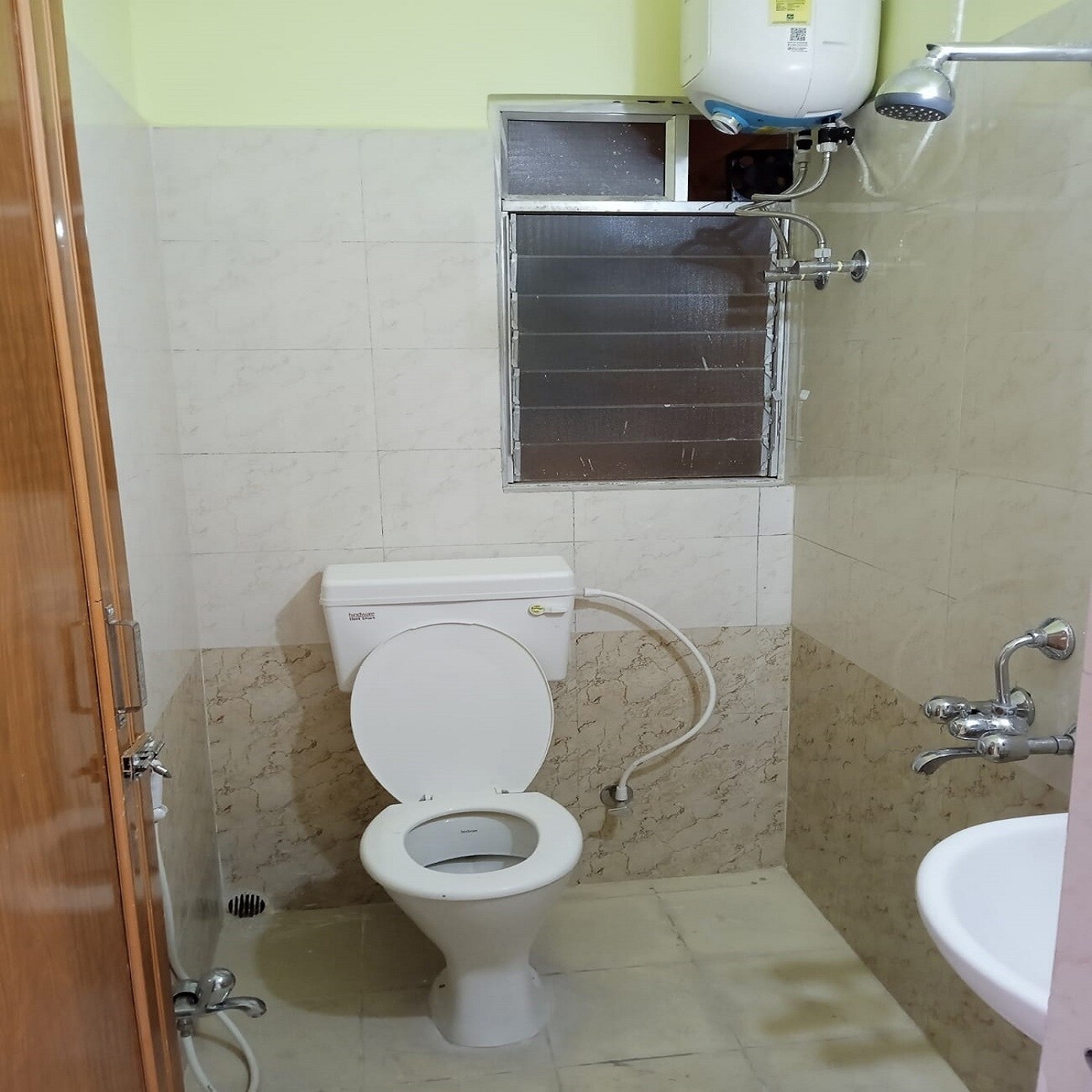 LGSES Homestay with balcony rooms - Tap to explore photos