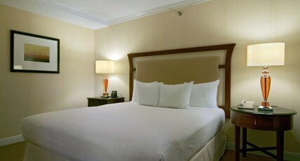 Hilton Raleigh North Hills Room Type - KING JUNIOR SUITE W SOFA