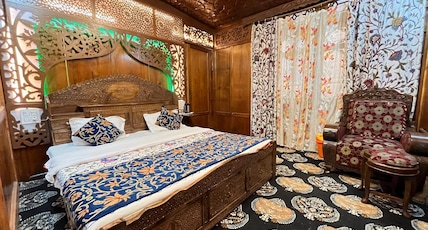 Young Shahzada Group Of Houseboats Room Type - DELUXE ROOM Young Shahzada Group Of Houseboats Room Type - DELUXE ROOM