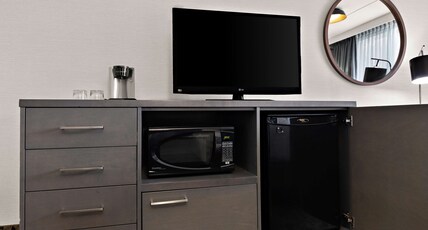 Best Western Parkway Hotel Toronto North Room Type - 1 King Bed, Non-Smoking, Sofabed For One Person, Balcony, Microwave And Refrigerator, Walk In Shower Best Western Parkway Hotel Toronto North Room Type - 1 King Bed, Non-Smoking, Sofabed For One Person, Balcony, Microwave And Refrigerator, Walk In Shower