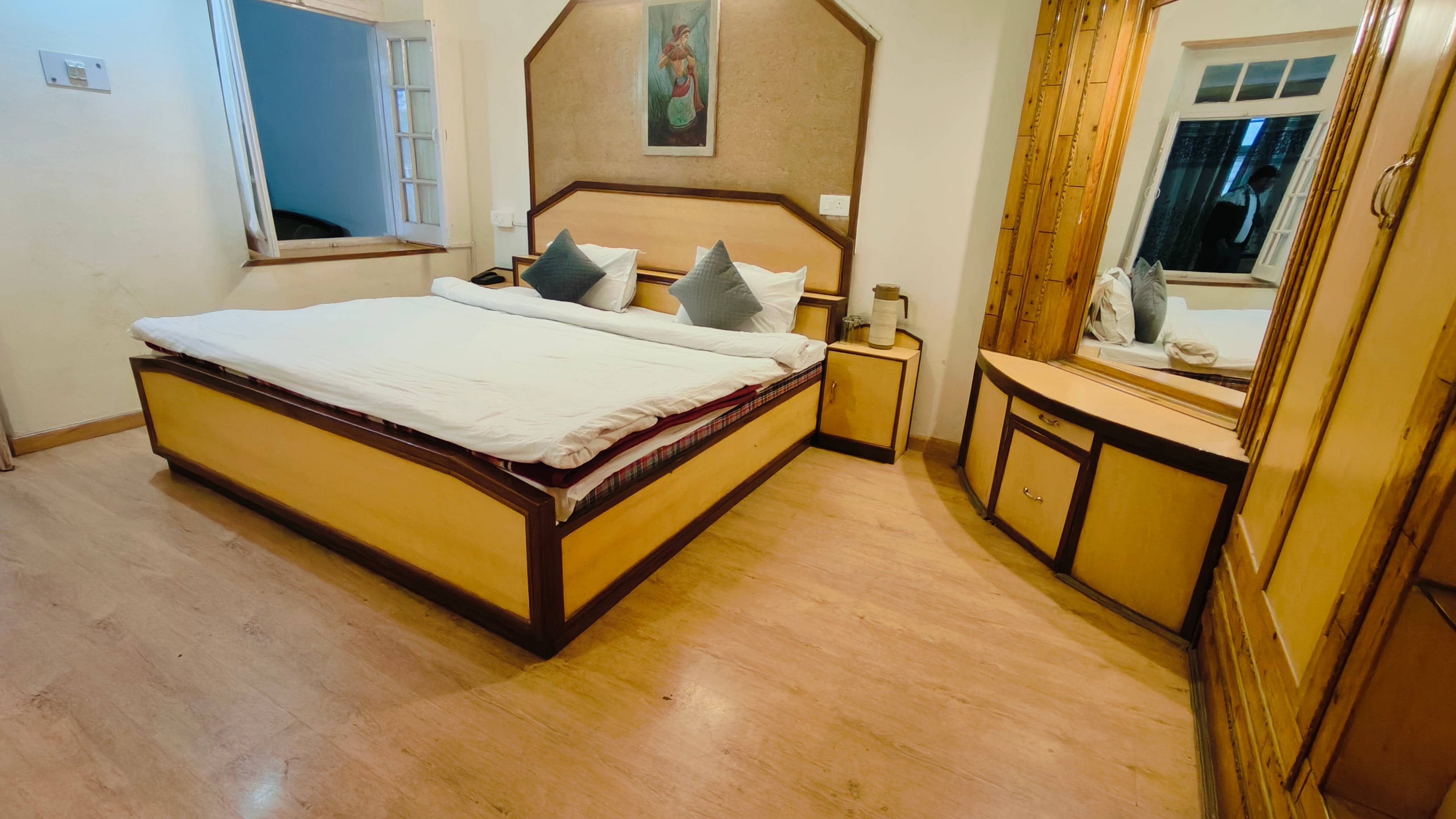 Hotel Elphinstone@Mall Road - Tap to explore photos