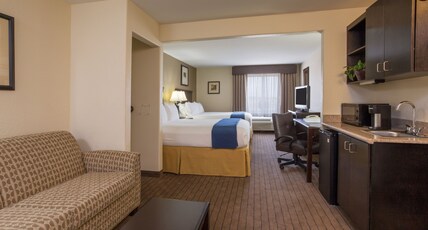 Holiday Inn Express and Suites Moultrie Room Type - 1 King Bed Suite Comm Access