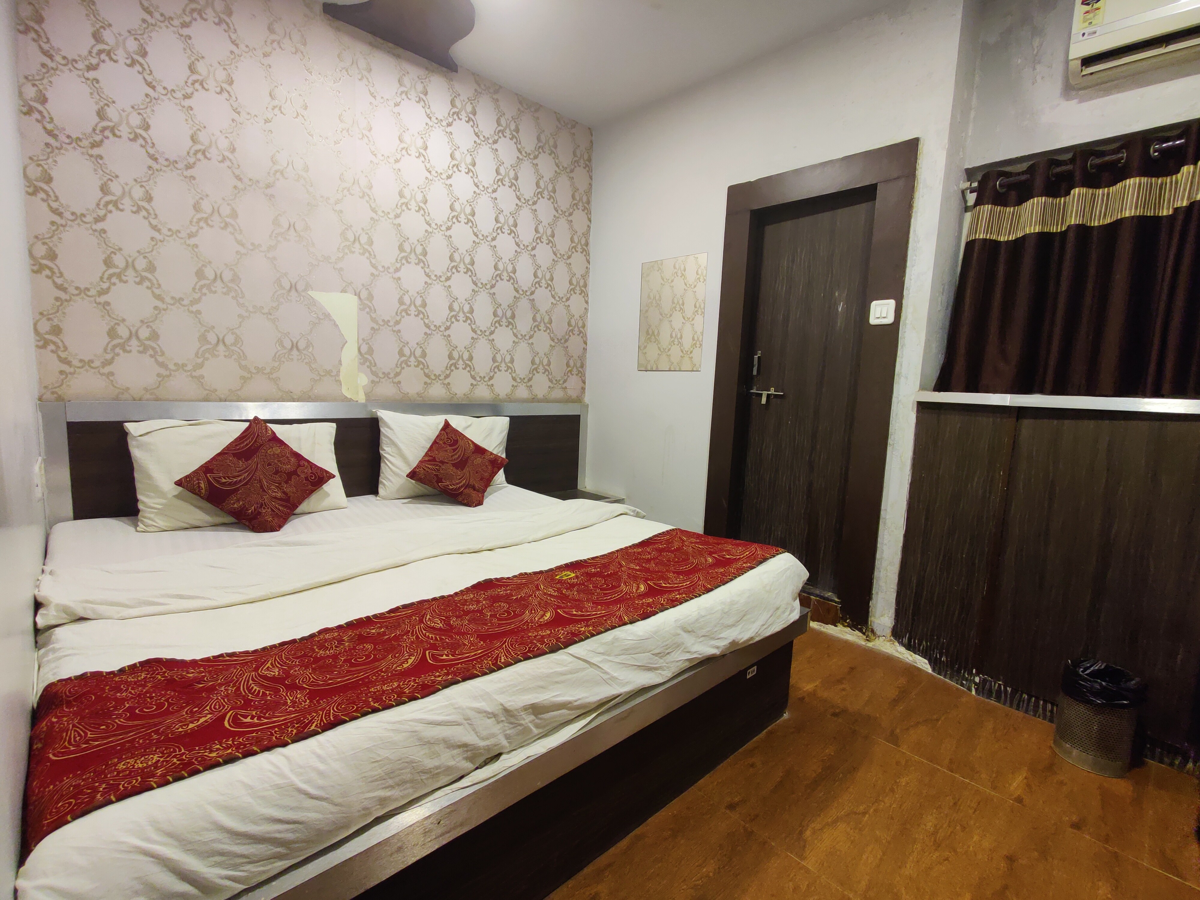 Hotel Sunstay Rooms - Tap to explore photos