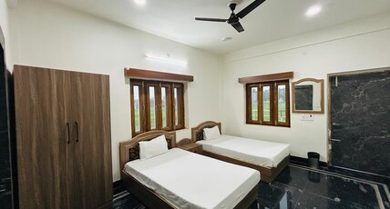 Regency Villa Room Type - Luxury Room Dual Bed with Fan