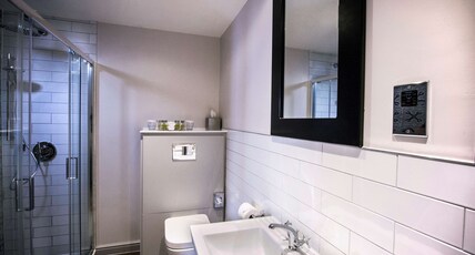DoubleTree by Hilton Cheltenham Room Type - KING JUNIOR SUITE